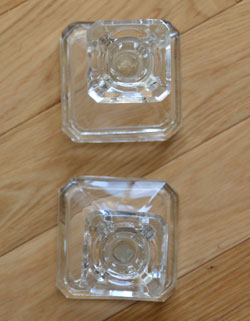 アンティーク 雑貨のガラス小物　アンティーク雑貨　イギリスから到着したアンティークプレスドグラスのキャンドルスタンド。上から見るとこんな感じですアンティークなので多少のキズやカケがある場合はありますが、使用上問題はありませんのでご了承下さい。(pg-2474)
