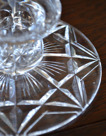 アンティーク 雑貨のガラス小物　アンティーク雑貨　お洒落なガラスのキャンドルスタンド　英国アンティーク雑貨。ドレッシングセットの必須アイテムでしたもともとはドレッシングセットとしてパフケースと一緒にトレイの上に必ずセッティングされていたキャンドルスタンド。(pg-2476)