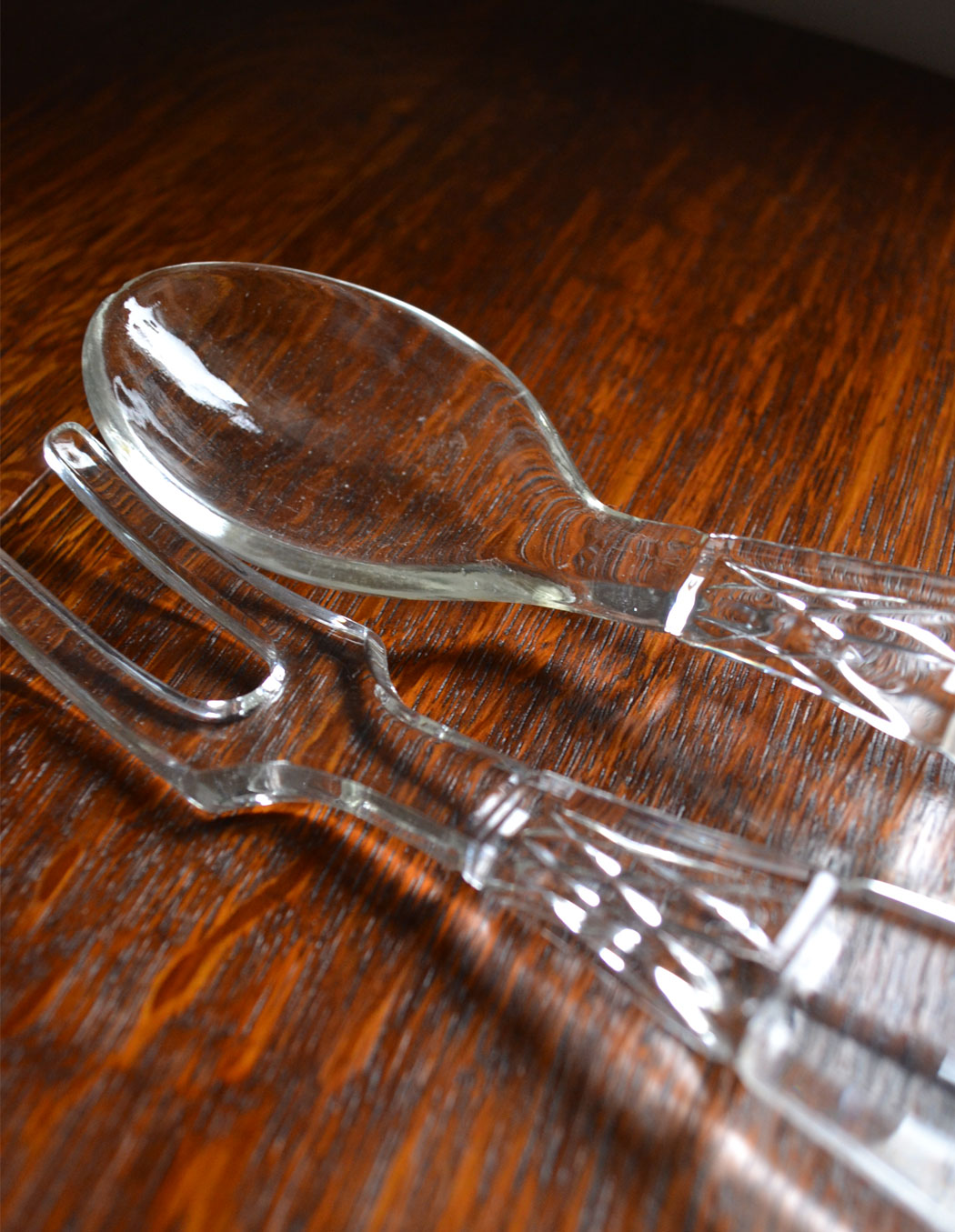 アンティーク 雑貨のガラス小物　アンティーク雑貨　ガラスのサービングスプーン＆フォークセット、英国アンティークプレスドグラス。※セットでの販売です。(pg-2494)