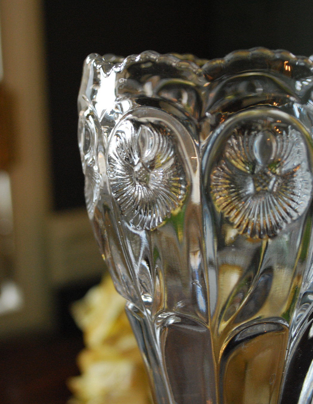 pg-2546 アンティークプレスドグラスのアップ