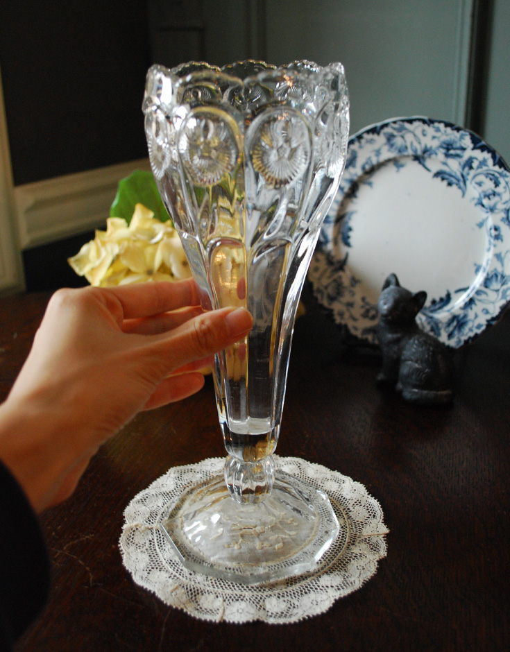 pg-2546 アンティークプレスドグラスの手