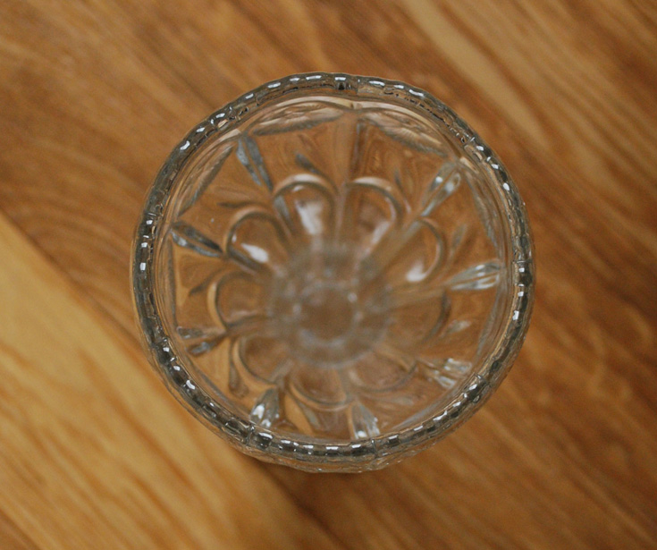 pg-2546 アンティークプレスドグラスの上