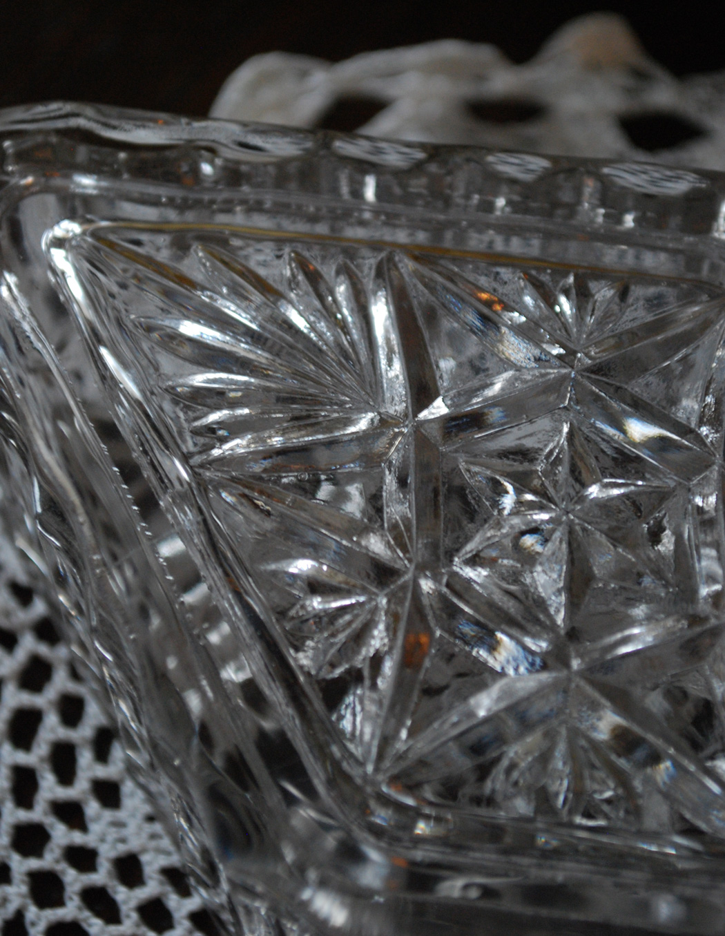 pg-2559 アンティークプレスドグラスのアップ