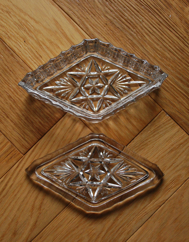 pg-2559 アンティークプレスドグラスのアップ