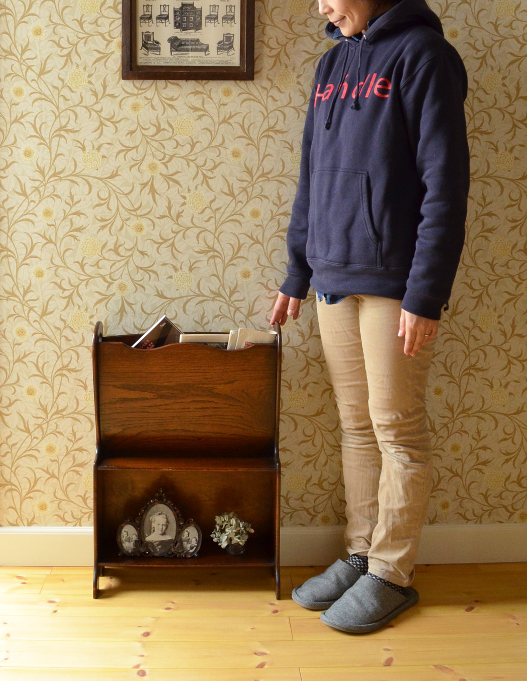 j-1211-f アンティークマガジンラックのモデル入り