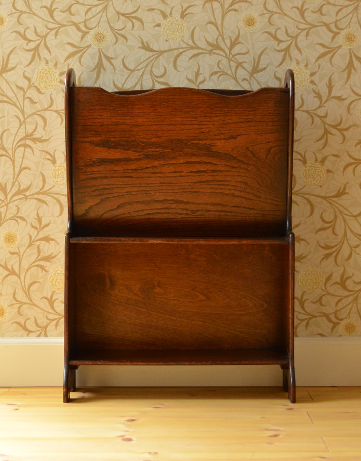 j-1211-f アンティークマガジンラックの前