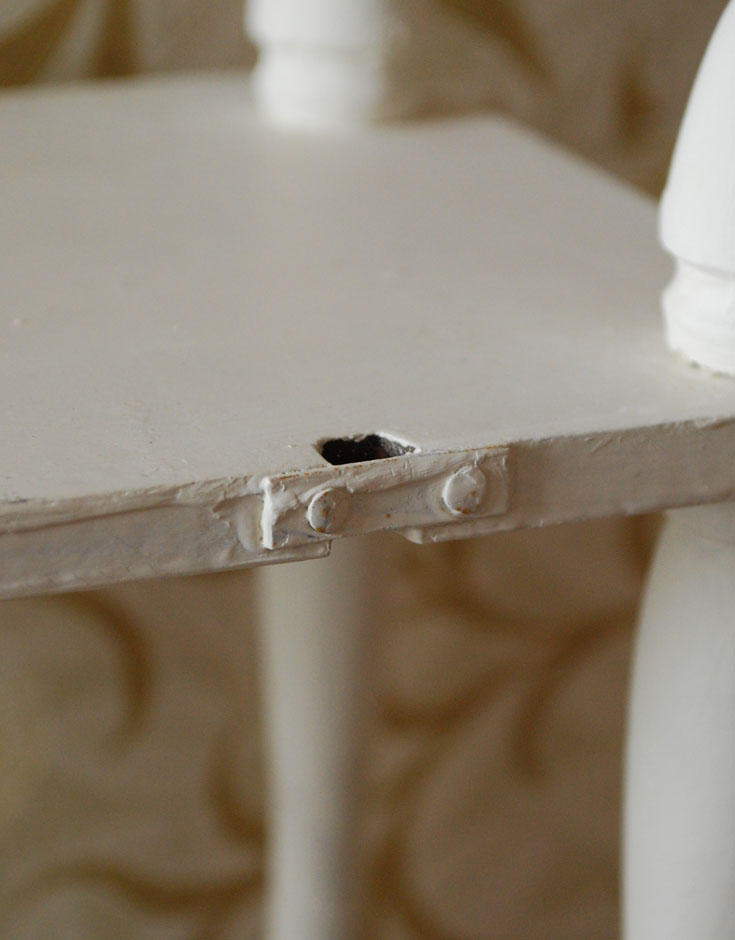 ウォールシェルフ・ウォールハンガー アンティーク家具 フレンチホワイトペイントのアンティークシェルフ、ディスプレイラック。壁に取り付ける用の金具も付いています。(d-1012-f)