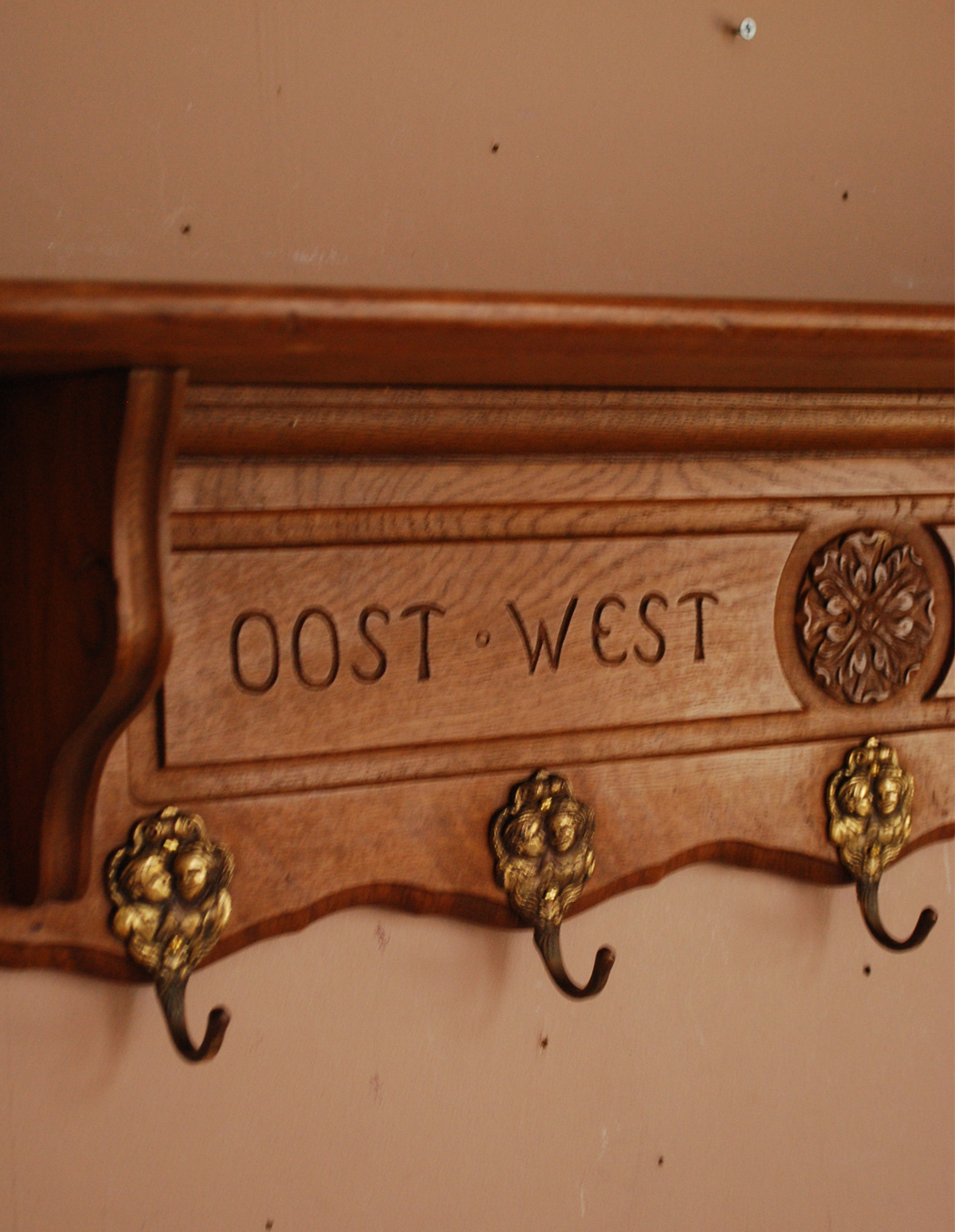 j-1156-f アンティークシェルフ(フック)の彫り