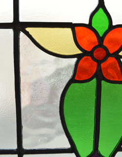 アンティーク ステンドグラス　アンティーク雑貨　４枚の花びらが可愛いイギリス輸入のアンティーク ステンドグラス。太陽の光を通してキラキラ輝くガラスやっぱり魅力はアンティークらしい美しい模様。(g-467)
