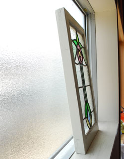 g-796 アンティークステンドグラスの横から