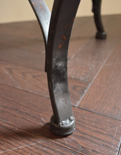 コントワールドファミーユ　アンティーク風　コントワール・ド・ファミーユのアイアンのカフェテーブル（Sサイズ）。安定感のある脚です。(cff-96)