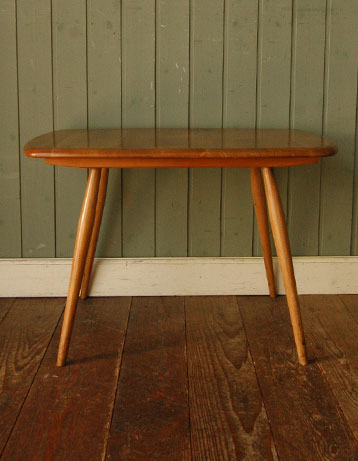 どこでも使えるシンプルなアンティーク コーヒーテーブル