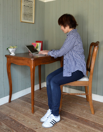 d-960-f アンティークデスクのモデル入り