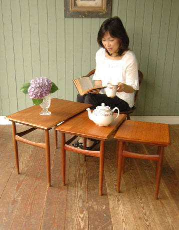 親子みたいで可愛いアンティークのネスト（入り子）テーブル