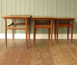 親子みたいで可愛いアンティークのネスト（入り子）テーブル