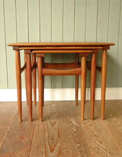 親子みたいで可愛いアンティークのネスト（入り子）テーブル