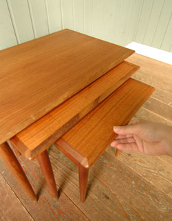 親子みたいで可愛いアンティークのネスト（入り子）テーブル