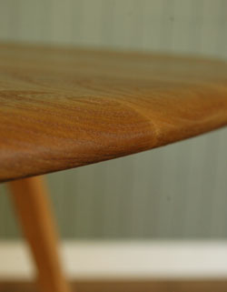 家族で過ごす楽しい時間の中心に！あめ色のアーコールドロップリーフテーブル