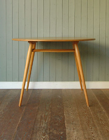 お茶を飲みながら読書をしたり・・カフェ気分のアーコールテーブル