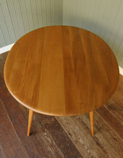 お茶を飲みながら読書をしたり・・カフェ気分のアーコールテーブル