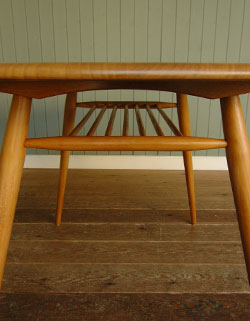 お茶を飲みながら読書をしたり・・カフェ気分のアーコールテーブル