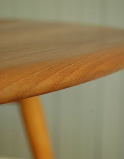 お茶を飲みながら読書をしたり・・カフェ気分のアーコールテーブル