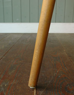 お茶を飲みながら読書をしたり・・カフェ気分のアーコールテーブル