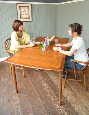 コンパクトにもゆったりにも対応!G-PLANのアンティーク テーブル