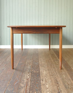 コンパクトにもゆったりにも対応!G-PLANのアンティーク テーブル