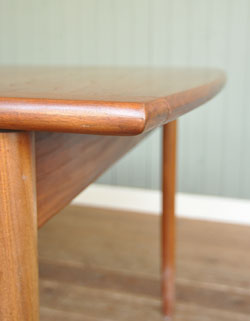 コンパクトにもゆったりにも対応!G-PLANのアンティーク テーブル