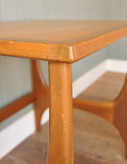 親子みたいで可愛いアンティークのネスト（入り子）テーブル