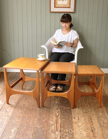 親子みたいで可愛いアンティークのネスト（入り子）テーブル