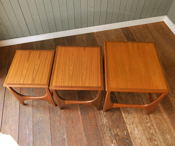 親子みたいで可愛いアンティークのネスト（入り子）テーブル