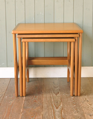 親子みたいで可愛いアンティークのネスト（入り子）テーブル