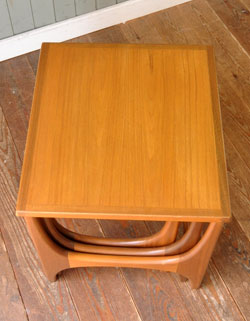 親子みたいで可愛いアンティークのネスト（入り子）テーブル