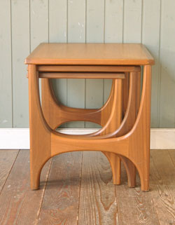 親子みたいで可愛いアンティークのネスト（入り子）テーブル