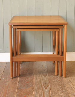 親子みたいで可愛いアンティークのネスト（入り子）テーブル