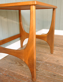 親子みたいで可愛いアンティークのネスト（入り子）テーブル