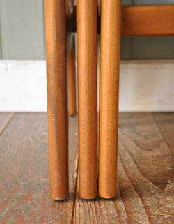 親子みたいで可愛いアンティークのネスト（入り子）テーブル