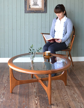 ガラスの天板でスッキリシンプル！アンティークコーヒーテーブル