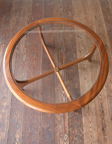 ガラスの天板でスッキリシンプル！アンティークコーヒーテーブル