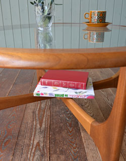 ガラスの天板でスッキリシンプル！アンティークコーヒーテーブル