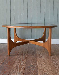 ガラスの天板でスッキリシンプル！アンティークコーヒーテーブル