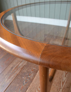 ガラスの天板でスッキリシンプル！アンティークコーヒーテーブル