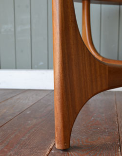 ガラスの天板でスッキリシンプル！アンティークコーヒーテーブル