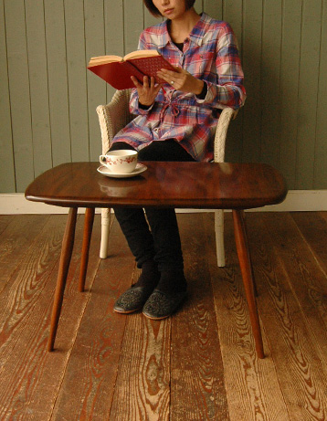 どこでも使えるシンプルなアンティーク コーヒーテーブル