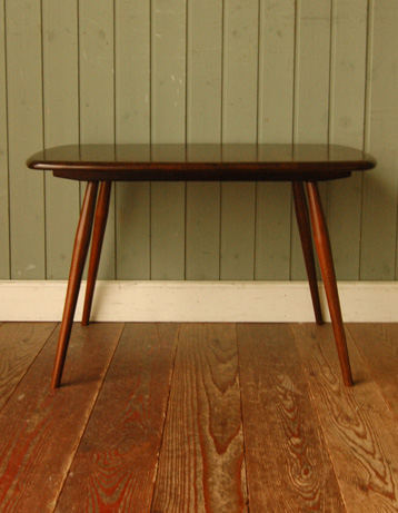 どこでも使えるシンプルなアンティーク コーヒーテーブル