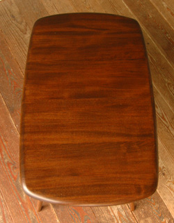 どこでも使えるシンプルなアンティーク コーヒーテーブル