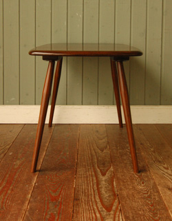 どこでも使えるシンプルなアンティーク コーヒーテーブル