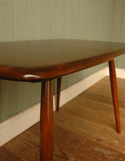 どこでも使えるシンプルなアンティーク コーヒーテーブル